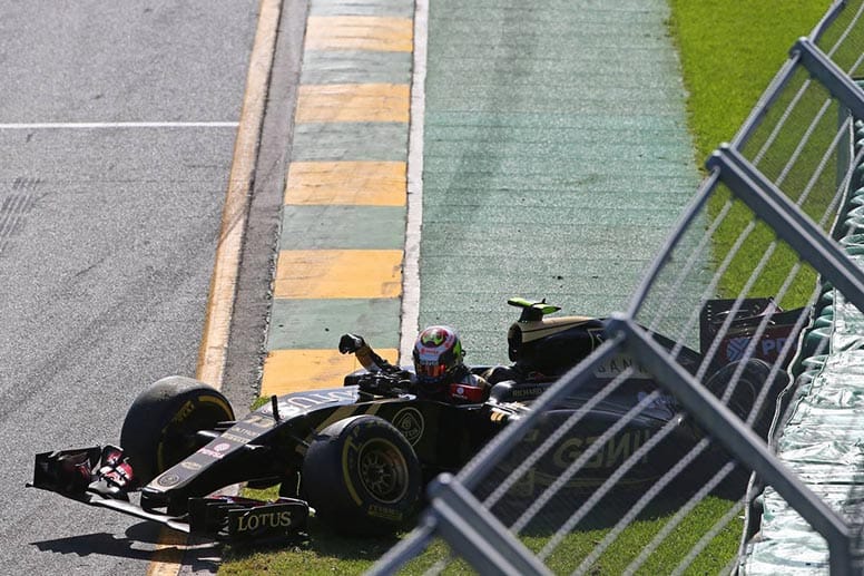 Direkt nach dem Start kommt es zum ersten Crash. Pastor Maldonado landet mit seinem Lotus in der Streckenbegrenzung.