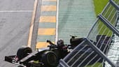 Direkt nach dem Start kommt es zum ersten Crash. Pastor Maldonado landet mit seinem Lotus in der Streckenbegrenzung.