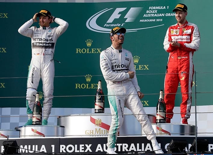 Nach 58 Runden fährt Weltmeister Lewis Hamilton (Mitte) als erster über die Ziellinie des Albert Park Circuits. Nico Rosberg (li.) ist als Zweiter der geschlagene Mann. Sebastian Vettel erringt in seinem ersten Rennen für Ferrari einen dritten Platz, der sich "wie ein Sieg anfühlt."