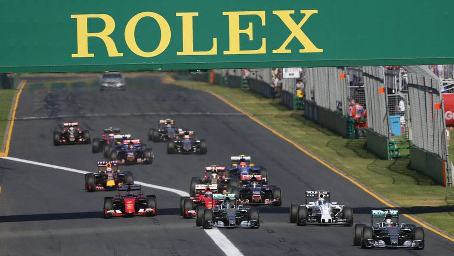 Nun hat die Formel-1-Saison 2015 richtig begonnen. Als die Ampeln beim Auftakt-Rennen in Melbourne erlöschen, rast Hamilton (re.) souverän vorne weg. Vettel (in Rot li.) fährt sein erstes Rennen für Ferrari.