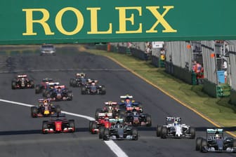 Nun hat die Formel-1-Saison 2015 richtig begonnen. Als die Ampeln beim Auftakt-Rennen in Melbourne erlöschen, rast Hamilton (re.) souverän vorne weg. Vettel (in Rot li.) fährt sein erstes Rennen für Ferrari.
