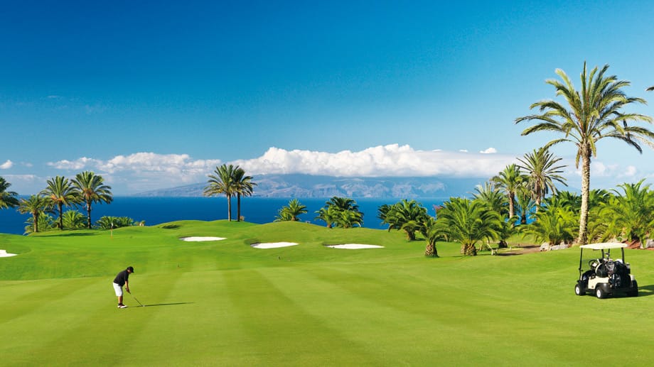 Das Abama Golf Resort im Süden von Teneriffa: Der Atlantik dient als malerische Kulisse, vor einigen Fairways öffnet sich der Blick auf die Insel La Gomera. Greenfee: 200 Euro.