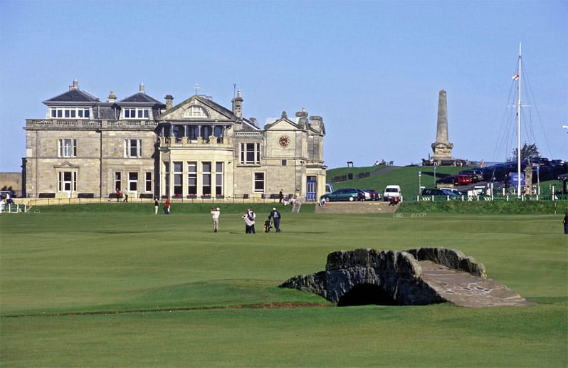 Der schottische Golfplatz St. Andrews gilt als der Heilige Gral des Golfsports und als ältester noch existierender Golfplatz der Welt. Seine Anfänge gehen auf das 16. Jahrhundert zurück. Die Greenfee - also die vom Golfer zu entrichtende Gebühr, um auf dem Golfplatz spielen zu dürfen - beträgt hier je nach Saison 110 bis 230 Euro.