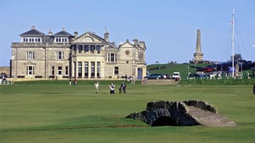 Der schottische Golfplatz St. Andrews gilt als der Heilige Gral des Golfsports und als ältester noch existierender Golfplatz der Welt. Seine Anfänge gehen auf das 16. Jahrhundert zurück. Die Greenfee - also die vom Golfer zu entrichtende Gebühr, um auf dem Golfplatz spielen zu dürfen - beträgt hier je nach Saison 110 bis 230 Euro.