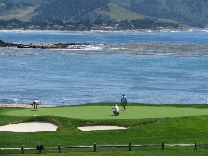 Der Golfplatz im kalifornischen Pebble Beach gehört zu den touristischen Herzstücken an der kalifornischen Pazifikküste. Die legendäre Anlage ist oberhalb der wilden Steilküste drapiert.