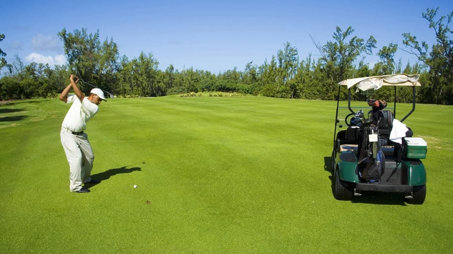 Auch auf Mauritius lässt es sich hervorragend golfen: Die Golfanlage Le Touessrok hat kein Geringerer als Golf-Legende Bernard Langer gestaltet. Greenfee: 165 bis 190 Euro. Für Gäste des Le Touessrok Hotels frei.