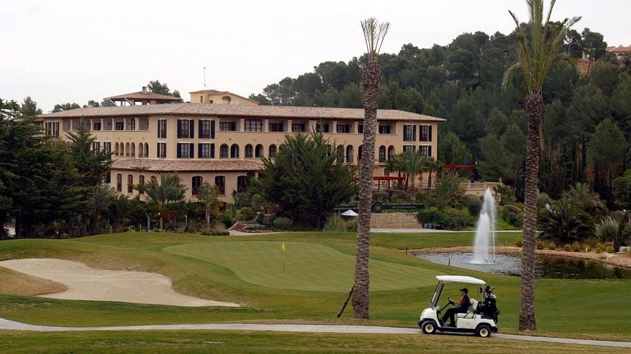 Fürst Rainier von Monaco eröffnete 1964 den Golfclub Son Vida. Er ist der älteste der mittlerweile 16 Plätze im Golfmekka Mallorca. Die Golfer spielen an pompösen Villen und Liegenschaften vorbei. Greenfee: 70 bis 95 Euro.