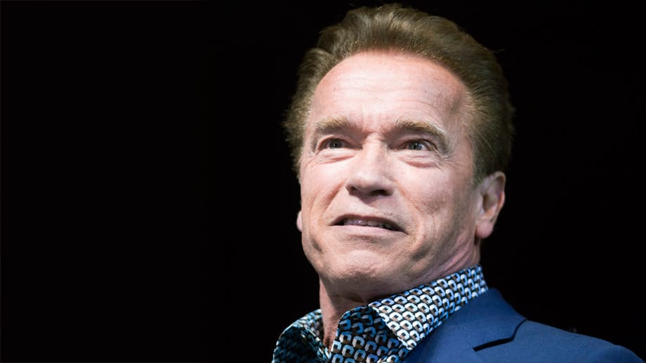 Action-Opa Arnold Schwarzenegger ist am 16. März 2015 im australischen Melbourne von der Polizei gestoppt worden. Er war in Southbank auf einem Fahrrad ohne Helm unterwegs, wie ein Polizeisprecher bestätigte. Das ist in Australien verboten. Doch Arnie hatte Glück im Unglück: "Die Polizisten haben beschlossen, kein Strafmandat auszustellen", so der Polizeisprecher. Normalerweise kostet so ein Vergehen umgerechnet rund 100 Euro.