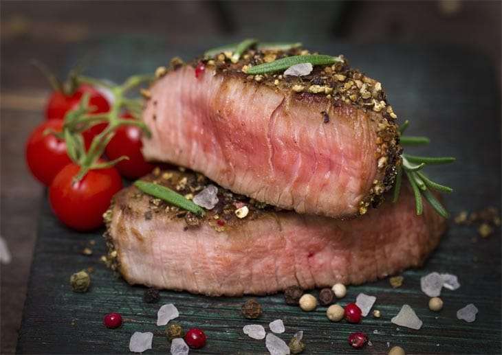 Medium (auf deutsch: rosa) ist das Steak bei 58 bis 60° C Innentemperatur. Es zeigt eine rosa Mittelschicht und eine braune Kruste.