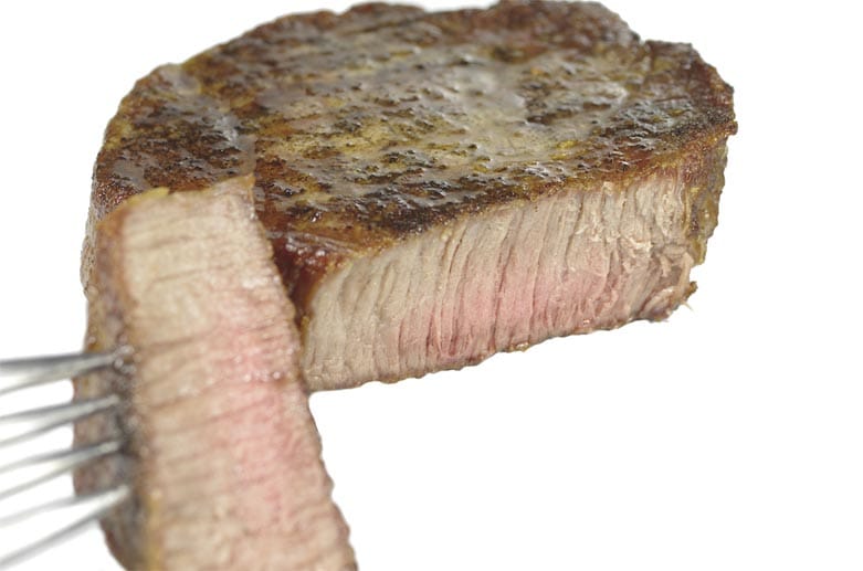 Well-done (auf deutsch: durch) ist das Steak bei 74 bis 76° C - dabei ist es innen durchgängig braun und außen knusprig.