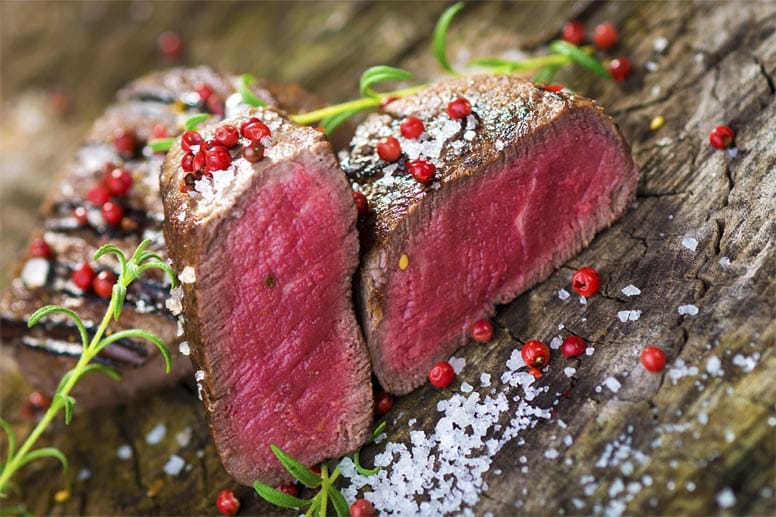 Fleisch das rare (auf deutsch: blutig) ist, hat eine Innentemperatur von 48° C und eine gebräunte Kruste. Innen ist das Steak jedoch weiterhin rot.