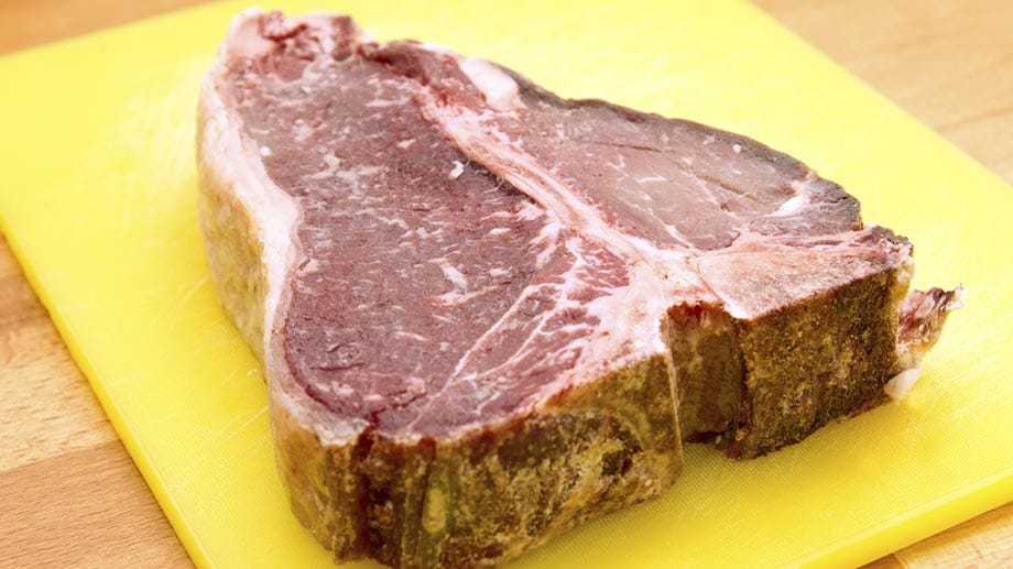 Welcher Gargrad sich für den optimalen Steakgenuss am besten eignet, unterscheide sich jedoch von Art des Rindes und dem zugehörigen Cut erheblich, weiß Sternekoch Jorra: "Ein Dry-Aged-Beef beispielsweise benötigt eine Kerntemperatur von 48 Grad."