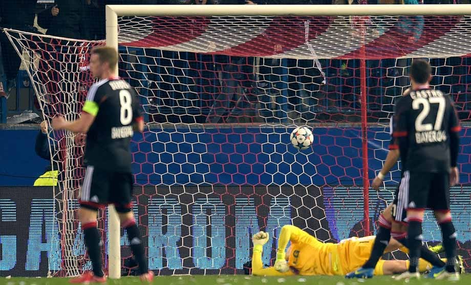 Pech aus Sicht von Bayer Leverkusen: Ömer Toprak fälscht den Ball unglücklich ab und lässt Keeper Bernd Leno so keine Abwehrchance.
