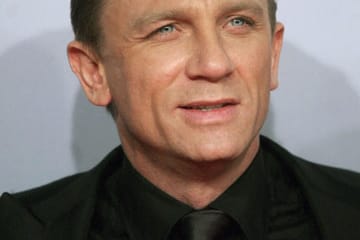 Daniel Craig ist James Bond im 2006 gestarteten Kinoknüller "Casino Royale" - hier bei der Premierenfeier in Australien. Darin lässt er sich, genau wie in Ian Flemings Romanvorlage von 1953, vom Barkeeper des Casinos einen speziellen Martini mixen: Mit Kina Lillet, Wodka, Gin und einem Strang Zitronenschale. Er wird mit viel Eis geschüttelt - nicht gerührt. Nur so wird der Alkohol schnell richtig kalt.