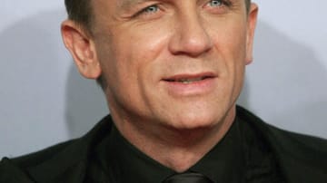 Daniel Craig ist James Bond im 2006 gestarteten Kinoknüller "Casino Royale" - hier bei der Premierenfeier in Australien. Darin lässt er sich, genau wie in Ian Flemings Romanvorlage von 1953, vom Barkeeper des Casinos einen speziellen Martini mixen: Mit Kina Lillet, Wodka, Gin und einem Strang Zitronenschale. Er wird mit viel Eis geschüttelt - nicht gerührt. Nur so wird der Alkohol schnell richtig kalt.