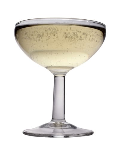 Wer seinen Dring "Vesper" in der Originalversion trinken will, füllt ihn in so einen altmodischen Champagnerkelch. In den 50er Jahren wurden in den angesagten Bars darin harte Drinks serviert.