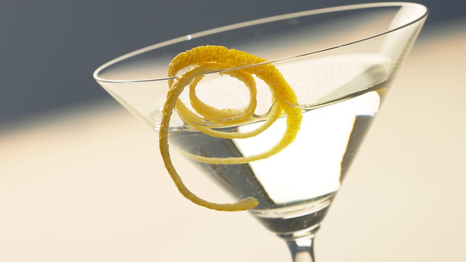 Der Drink, den Bond liebt: Martini. Aufgrund der Product-Placement-Verträge mit Wodka-Produzenten bestellt er in den meisten Filmen vor allem Wodka-Martini. In Ian Flemings Bond-Romanen ist dagegen eindeutig Bourbon sein Favorit.