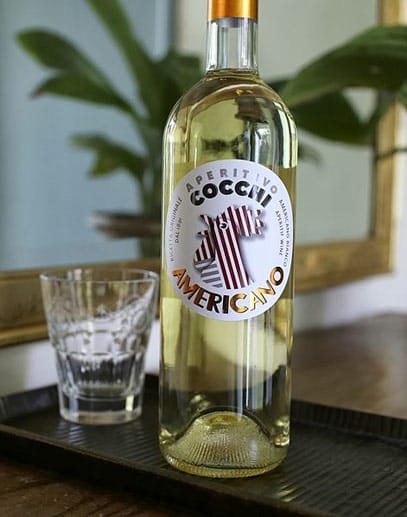 Die Alternative zum Lillet für den echten Drink "Vesper": Der Cocchi Americano Bianco (um 20 Euro) schmeckt nach Meinung vieler Barkeeper dem nicht mehr erhältlichen Kina Lillet sehr ähnlich.