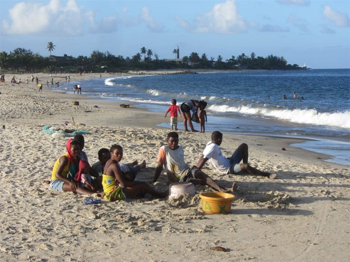 Einheimische Strandgäste: In Toamasina, das meist Tmatave genannt wird, ist der Sonntag am Strand Familientag. Auf Madagaskar ist der Tourismus noch nicht weit verbreitet.