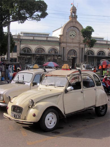 In Europa ist der Citroën 2CV Kult, in Madagaskar dient die "Ente" oftmals als Taxi.