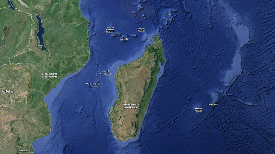Madagaskar liegt vor der Küste Mosambiks.