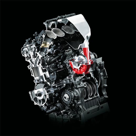 Der 998-ccm-Reihen-Vierzylinder der Kawasaki Ninja H2 wird von einem hinter der Zylinderreihe zentral platzierten Kompressor zwangsbeatmet. Er leistet 210 PS und 133,5 Newtonmeter maximales Drehmoment.