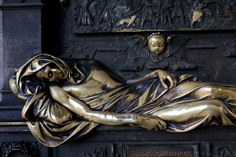 Der Herzog von Cruyckembourg zu Ehren kreierte der Bildhauer Julien Dillens eine Grabplatte in der Rue Charles Buls. Wer den golden schimmernden Arm des Edelmanns im Todesschlaf berührt, dem soll ein Wunsch in Erfüllung gehen.