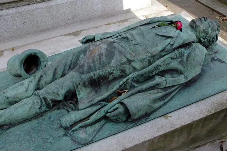 Victor Noir erhielt eine Grabstätte auf dem Friedhof Père Lachaise in Paris. Auffallend ist die deutliche Beule im Lendenbereich der liegenden Statue. Dem guten Victor in den Schritt zu fassen, verspricht Fruchtbarkeit und sexuelle Aktivität.