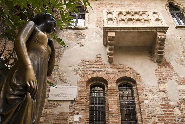 Scharenweise pilgern die Touristen zum angeblichen Shakespeare’schen Balkon. Im Hof steht eine Julia-Statue, deren rechte Brust blank poliert ist von unzähligen Touristen-Händen. Das Berühren soll Glück in der Liebe bringen.