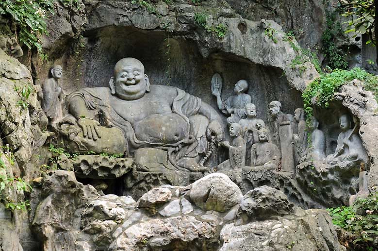 Der Lingyin-Tempel nordwestlich von Hangzhou in der Zhejiang Provinz ist eines der wohlhabendsten Klöster Chinas. Dort lacht ein zufriedener, wohlgenährter Buddha auf die Besucher herab. Seinen kugelrunden Wohlstandsbauch zu streicheln, soll auch ihnen Wohlstand und Glück bringen.