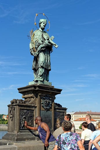 Die gotische Karlsbrücke, die die Prager Altstadt mit dem Stadtteil Malá Strana verbindet, beherbergt 30 barocke Statuen, eine davon ist die Nepomuk-Statue. Seine Namensplakette zu berühren, soll Glück bringen.