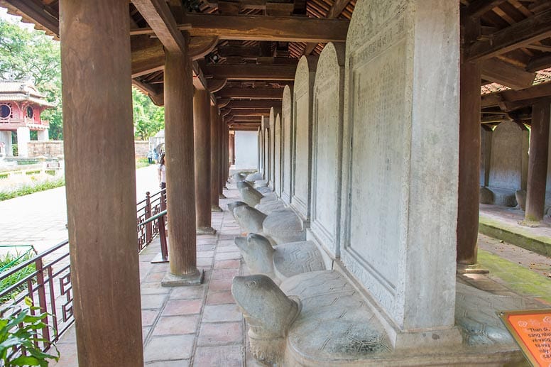 Die Schildkröten des Van Mieu-Tempels zu berühren, soll Prüflingen Glück bringen.