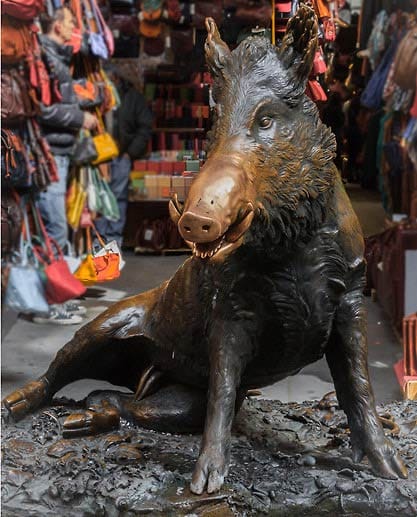 Die Florentiner nennen ihren kleinen Glücksbringer liebevoll "Ferkel", auch wenn es sich dabei wohl eher um ein prächtiges Wildschwein handelt. Es soll Glück bringen, seine Schnauze zu streicheln oder eine Münze in das Maul des Bronzeschweins zu legen.