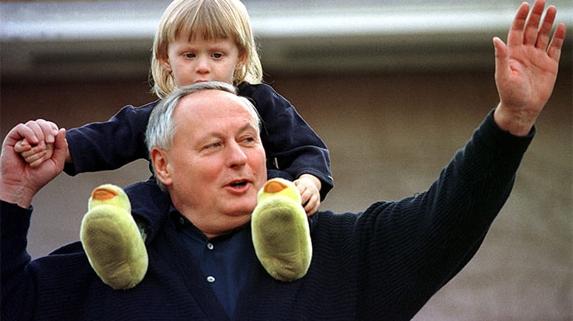 Berühmte Aufnahme vom März 1999: Der Privatmann Lafontaine mit seinem Sohn Carl-Maurice auf dem Balkon. Der Politiker hatte völlig überraschend alle seine politischen Ämter niedergelegt - ein ungeheurer Affront gegen die SPD und Kanzler Schröder.