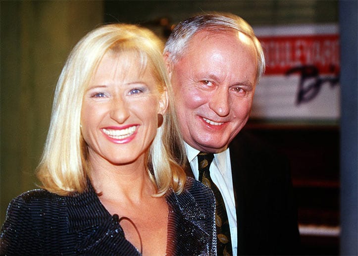 1993 heiraten die beiden. Müller steht Lafontaine während seiner turbulenten politischen Karriere zur Seite: Sie unterstützt ihn als Ministerpräsident des Saarlands, SPD-Vorsitzender und Finanzminister im Kabinett Schröder.