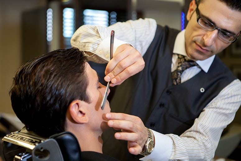 Im Steigenberger Frankfurter Hof können Sie sich im Gentleman-Barber von einem echten Meister-Barbier verwöhnen lassen. Mounir Damlkhi hat sogar schon James-Bond-Darsteller Daniel Craig rasiert.