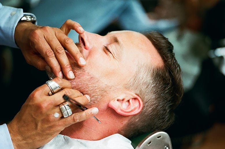 In Berlin geht der Gentleman für eine Rasur zum Barbershop "Wheadon".