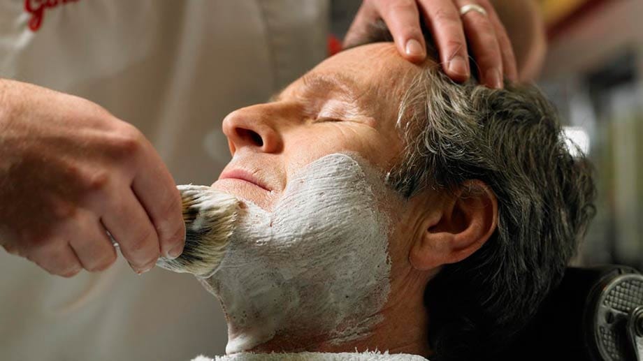 Ob in Frankfurt, Hamburg, Berlin oder Nürnberg: Der Barbier-Salon wird von Männern mehr und mehr als Ort der Entspannung wiederentdeckt.