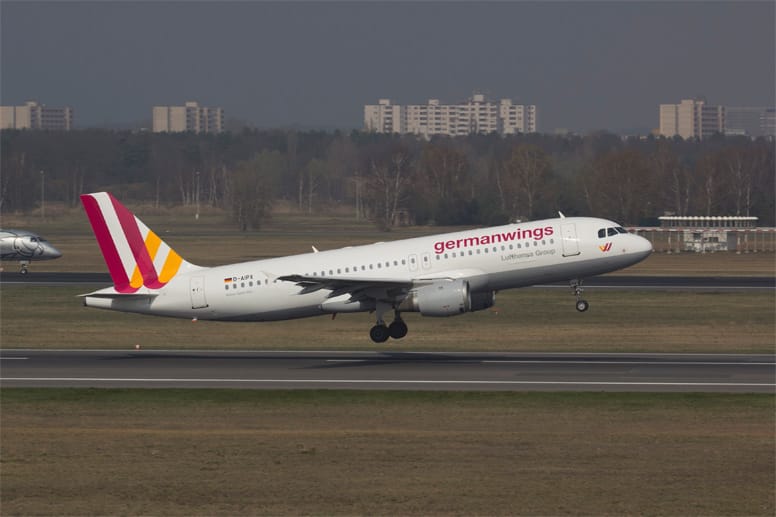 Der Co-Pilot, ein 27 Jahre alter deutscher Staatsangehöriger, flog seit 2013 für Germanwings. Für einen terroristischen Hintergrund gibt es bislang keinerlei Hinweise.