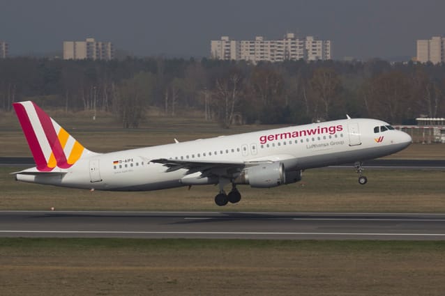 Der Co-Pilot, ein 27 Jahre alter deutscher Staatsangehöriger, flog seit 2013 für Germanwings. Für einen terroristischen Hintergrund gibt es bislang keinerlei Hinweise.