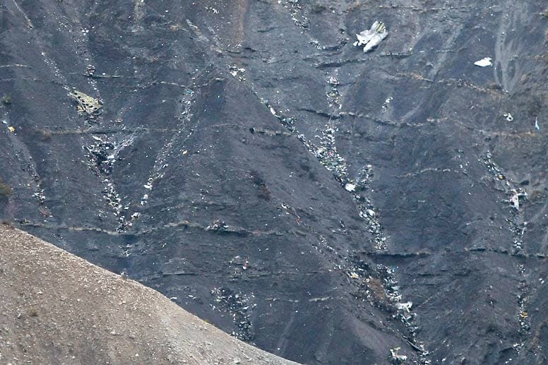 In diesem Massiv in den französischen Alpen zerschellt der Germanwings-Flug 4U-9525. Einzelne Wrackteile sind zu erkennen. Alle 144 Passagiere und sechs Besatzungsmitglieder sind tot.