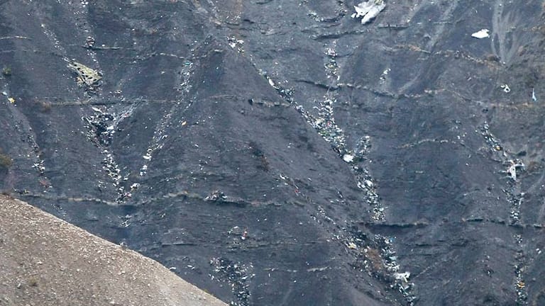 In diesem Massiv in den französischen Alpen zerschellt der Germanwings-Flug 4U-9525. Einzelne Wrackteile sind zu erkennen. Alle 144 Passagiere und sechs Besatzungsmitglieder sind tot.