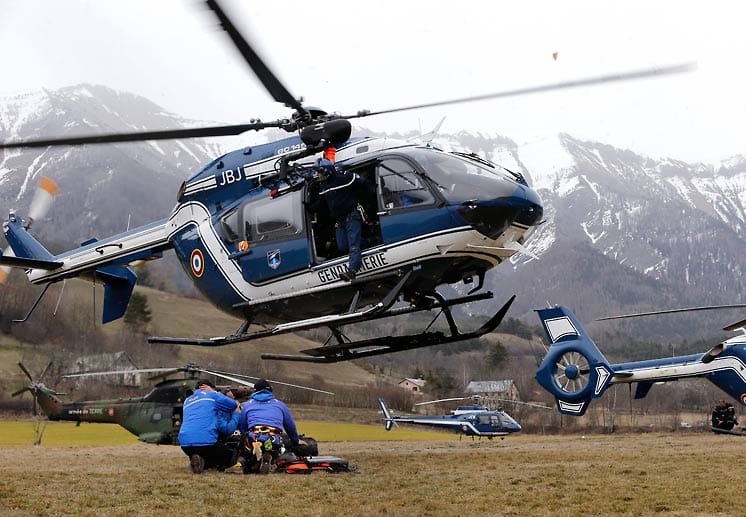 Nach dem Absturz setzt die französische Regierung sofort eine große Rettungsoperation in Gang. Schnell wird klar: Keiner der 144 Passagiere und sechs Crewmitglieder kann überlebt haben. Zehn Hubschrauber suchen in der entlegenen Gegend nach den Opfern.