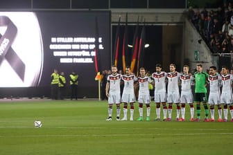 Vor dem Länderspiel Deutschland gegen Australien in Kaiserslautern wird der Opfer des verunglückten Germanwings-Fluges gedacht, bei dem es viele deutsche Opfer gab. Im Stadion gedenkt man auch dem verstorbenen Wolfram Wuttke, Ex-Lauterer und ehemaliger Nationalspieler.