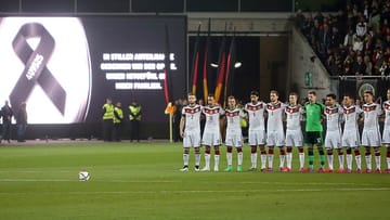 Vor dem Länderspiel Deutschland gegen Australien in Kaiserslautern wird der Opfer des verunglückten Germanwings-Fluges gedacht, bei dem es viele deutsche Opfer gab. Im Stadion gedenkt man auch dem verstorbenen Wolfram Wuttke, Ex-Lauterer und ehemaliger Nationalspieler.