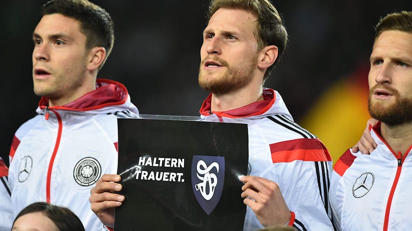 Benedikt Höwedes, der wie einige der Verunglückten aus dem Ort Haltern stammt, sendet eine spezielle Botschaft: "Haltern trauert". Beide Teams laufen zudem mit Trauerflor auf.