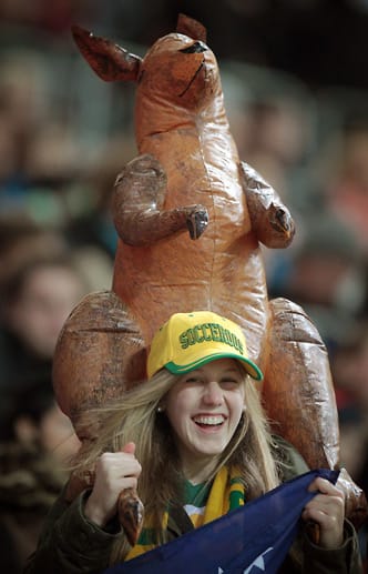 Auch einige australische Fans haben sich in der Pfalz eingefunden. Insgesamt ist die Stimmung auf den Rängen unter dem Eindruck des Unglücks eher ruhig.