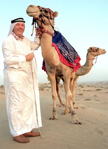 Karl Moik moderierte im Jahr 2001 den "Musikantenstadl" aus Dubai und warf sich dafür ins Wüstenoutfit.