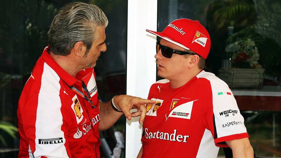 Ferrari-Teamchef Maurizio Arrivebene (li.) nimmt Kimi Räikkönen ins Gebet. Von seinem zwölften Platz beim ersten Saisonrennen in Australien waren viele enttäuscht.