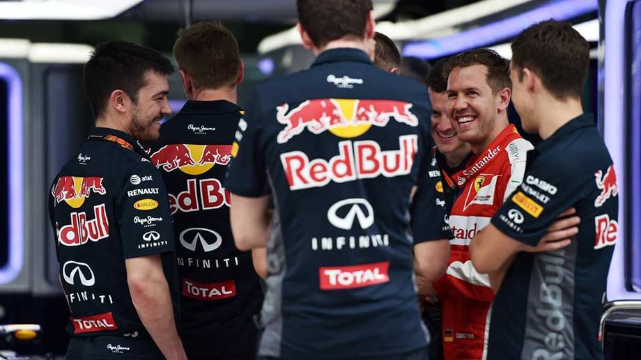 Sebastian Vettel (2.v.re.) ist zwar nun ein "Roter", doch die Verbundenheit mit seinen Ex-Kollegen vom Red-Bull-Racingteam ist geblieben.
